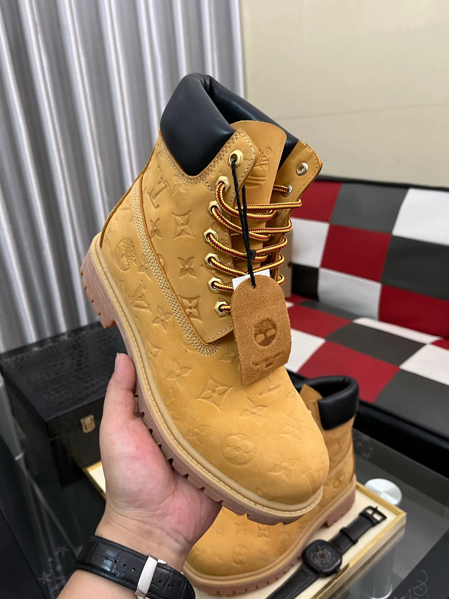 Ex-factory price: 458⌚️⌚️LV x Timberland Timberland joint model Presbyopia Embossed Rhubarb Boots Ankle Boots Short Boots LV x Timberland ankle boots are made of Monogram embossed waterproof nubuck cow leather, relying on the brand's exquisite craftsmanship to carefully reshape the classic Timberland 6-inch boot shape in Italy, with an eye-catching American workwear style. Created by Pharrell Williams 2025 autumn and winter menswear show. Monogram embossed tongue, original Timberland laces and outsole are exquisite details, and the leather label expresses the cooperation logo. Exquisite packaging at the delivery counter🛍📦 ▪️Material: Original customized imported first-layer cowhide ▪️Inner lining: Original customized leather lining/mesh lining ▪️Outsole: Original molded rubber material ▪️Sole thickness: 3.5CM ▪️Size: 38-44